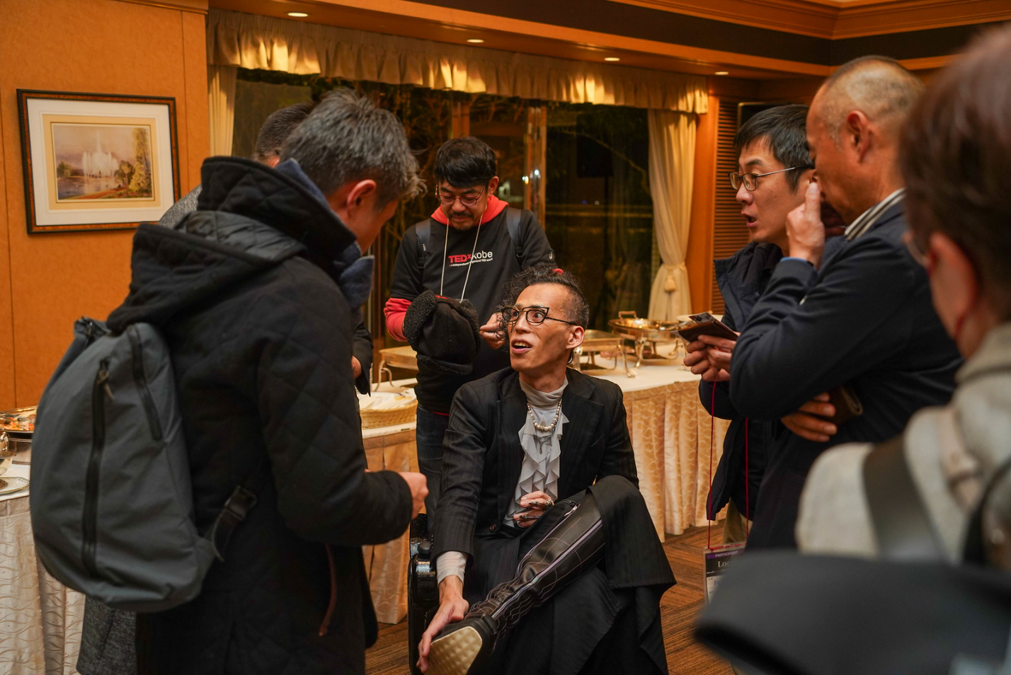TEDxKobeのアフターパーティーで会話を楽しむ参加者たち