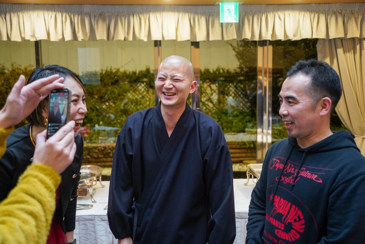 TEDxKobeのアフターパーティーで笑顔で交流する参加者たち